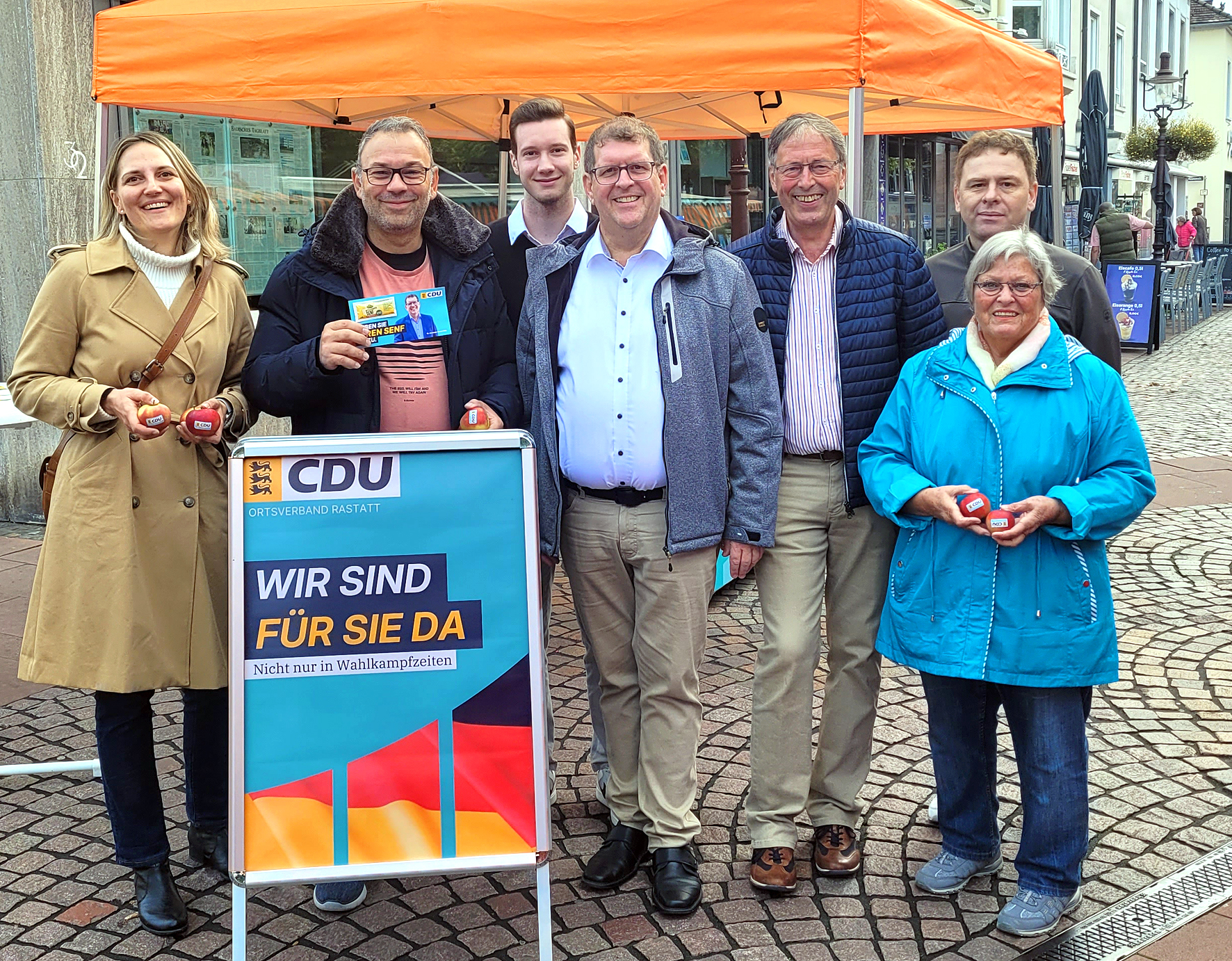 Zum dritten Mal war der CDU-Ortsverband Rastatt unter dem Motto „Wir sind für Sie da – nicht nur in Wahlkampfzeiten“ auf dem Wochenmarkt vertreten.
Foto: Gerhard Schauppel
 Zum dritten Mal war der CDU-Ortsverband Rastatt unter dem Motto „Wir sind für Sie da – nicht nur in Wahlkampfzeiten“ auf dem Wochenmarkt vertreten.
Foto: Gerhard Schauppel