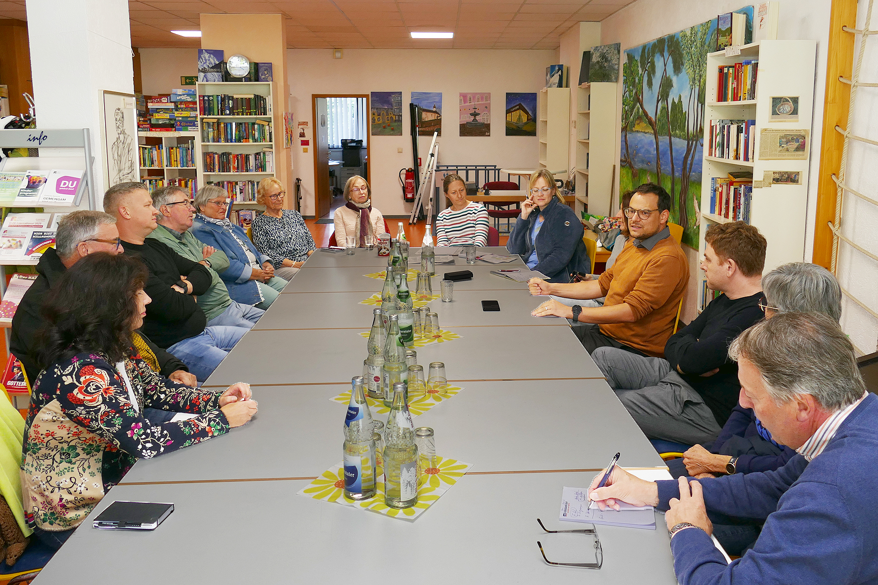 Beim Besuch der Gemeinwesenarbeit Rheinau-Nord hörte die Delegation des CDU-Ortsverbandes Rastatt viel Positives.
 Beim Besuch der Gemeinwesenarbeit Rheinau-Nord hörte die Delegation des CDU-Ortsverbandes Rastatt viel Positives.