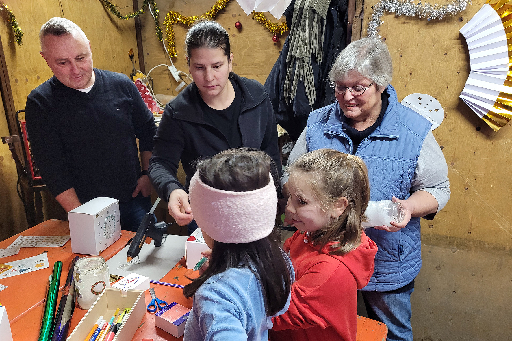 Kinder hatten viel Spa beim Basteln mit Vorstandsmitgliedern des CDU-Ortsverbands Rastatt. Foto: Gerhard Schauppel